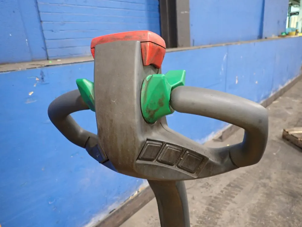 1000 Kg Straddle Lift - Emc B10 79