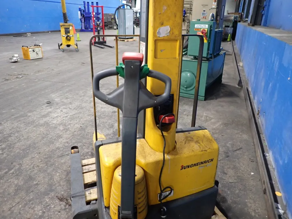 1000 Kg Straddle Lift - Emc B10 79