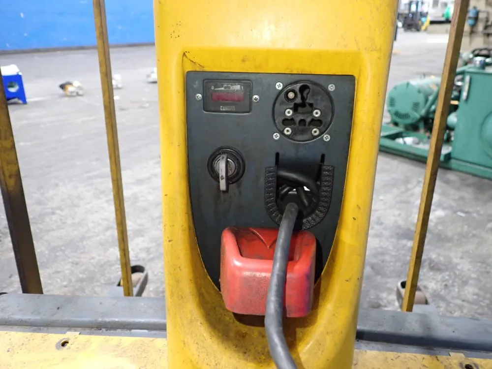 1000 Kg Straddle Lift - Emc B10 79