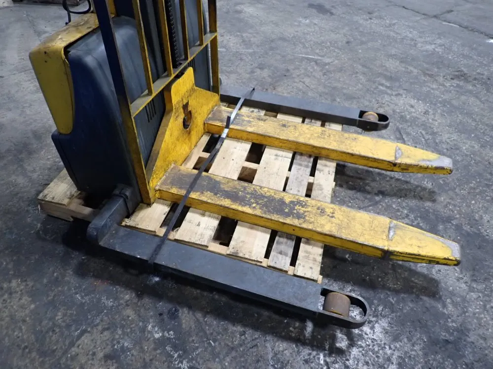 1000 Kg Straddle Lift - Emc B10 79