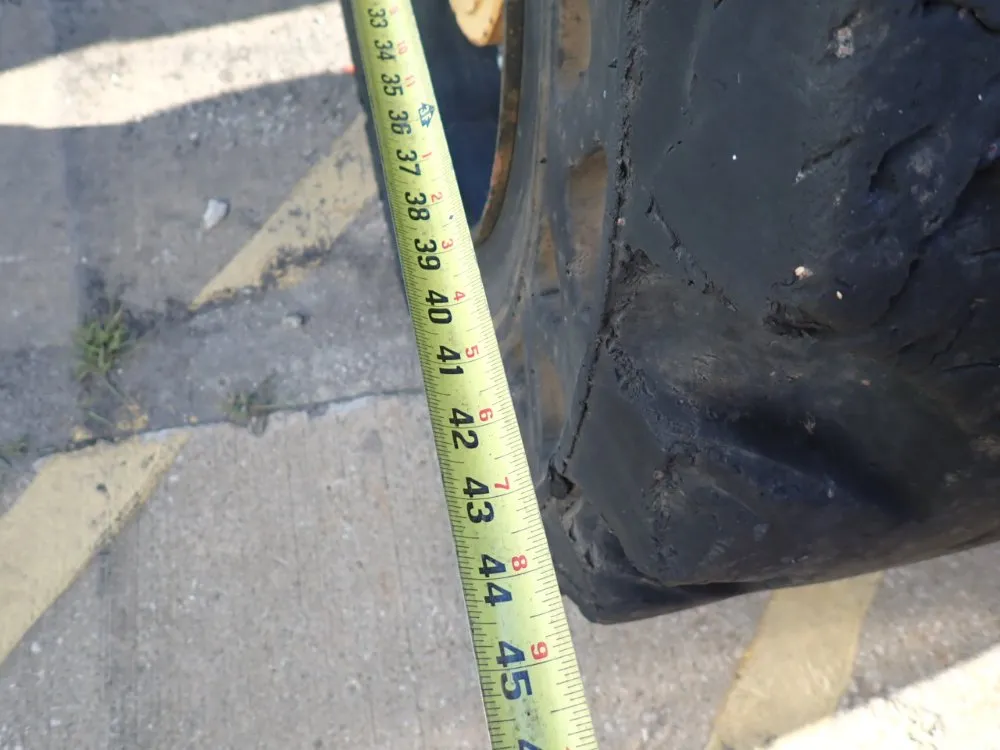 Catepillar 10,000 Lbs Gas Powered Telehandler - Th103