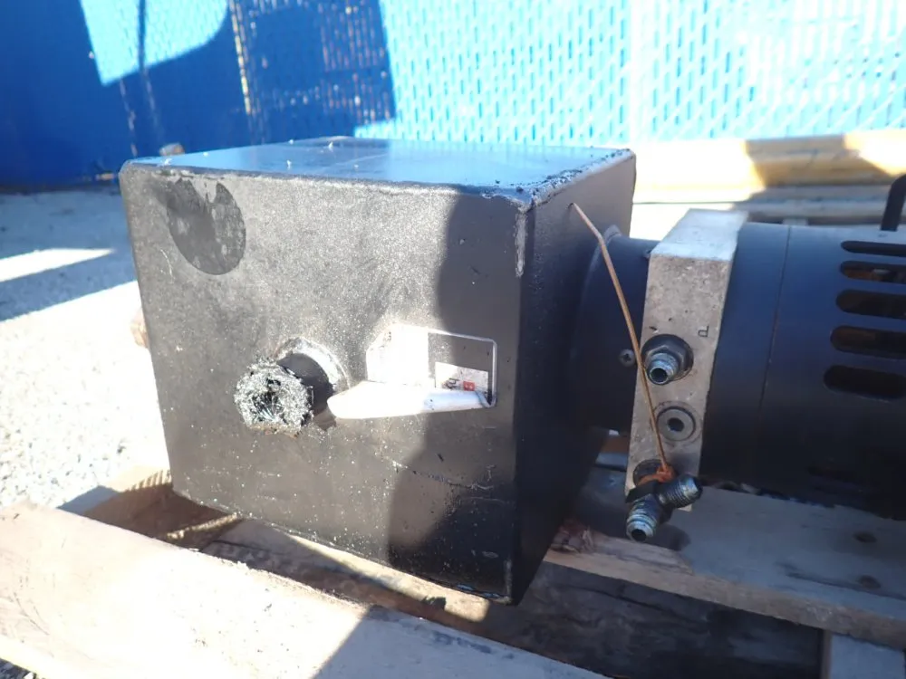 Catepillar 10,000 Lbs Gas Powered Telehandler - Th103