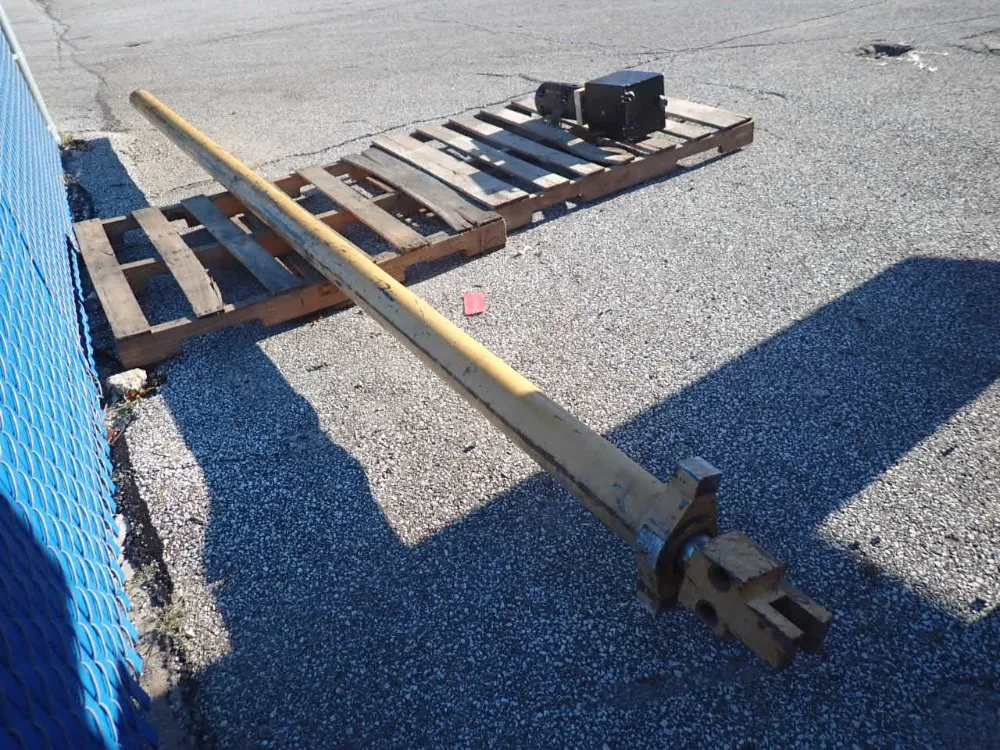 Catepillar 10,000 Lbs Gas Powered Telehandler - Th103