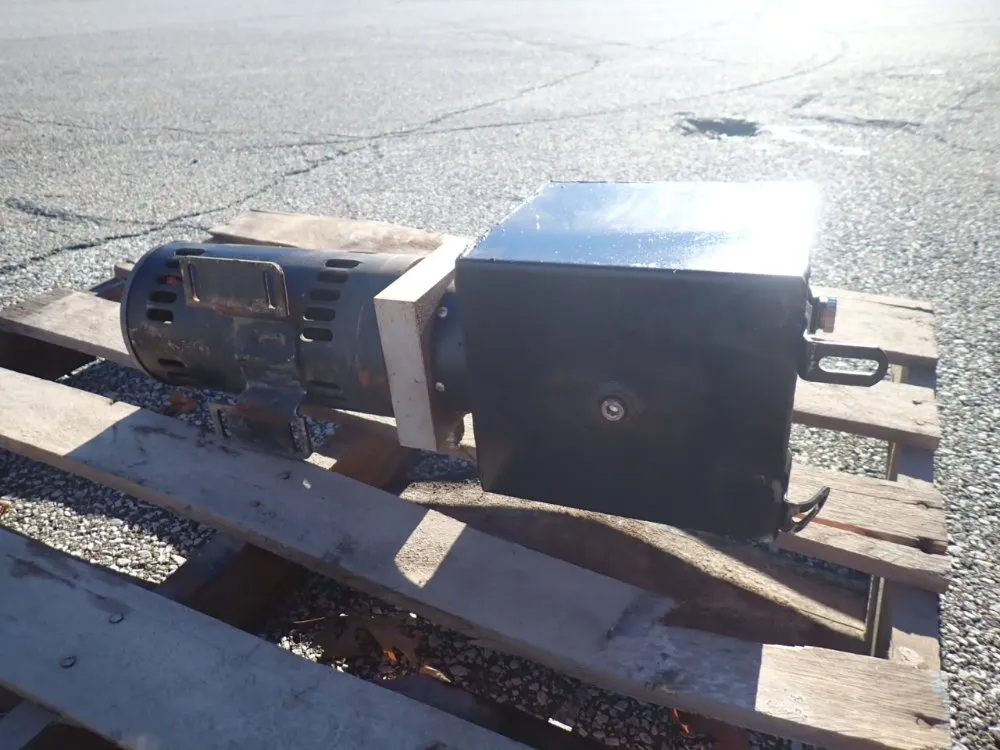 Catepillar 10,000 Lbs Gas Powered Telehandler - Th103