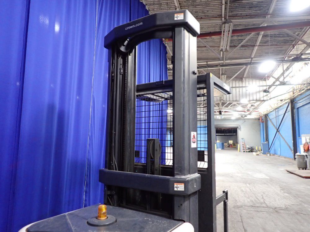 Crown 3000 Lbs Order Picker - Sp 3500 Series