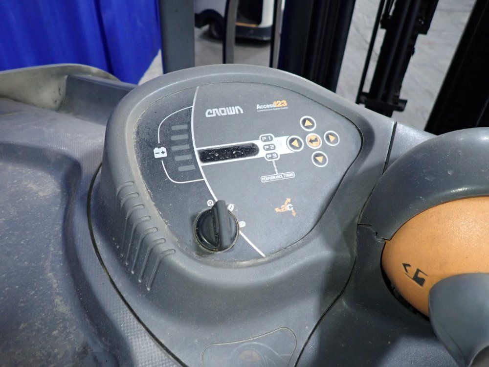 Crown 9539 Lbs Stand Up Forklift - Rc 5500 Series