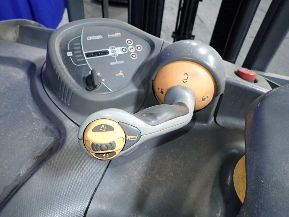 Crown 9539 Lbs Stand Up Forklift - Rc 5500 Series