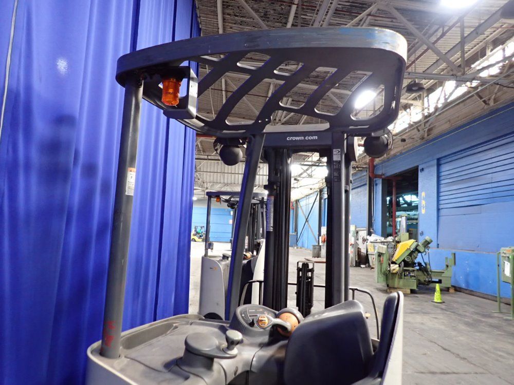 Crown 9539 Lbs Stand Up Forklift - Rc 5500 Series
