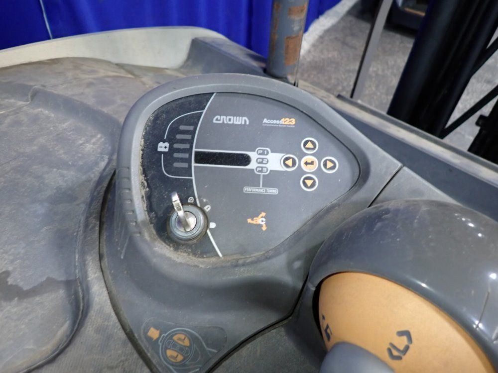 Crown 4825 Lbs Stand Up Forklift - Rc 5500 Series