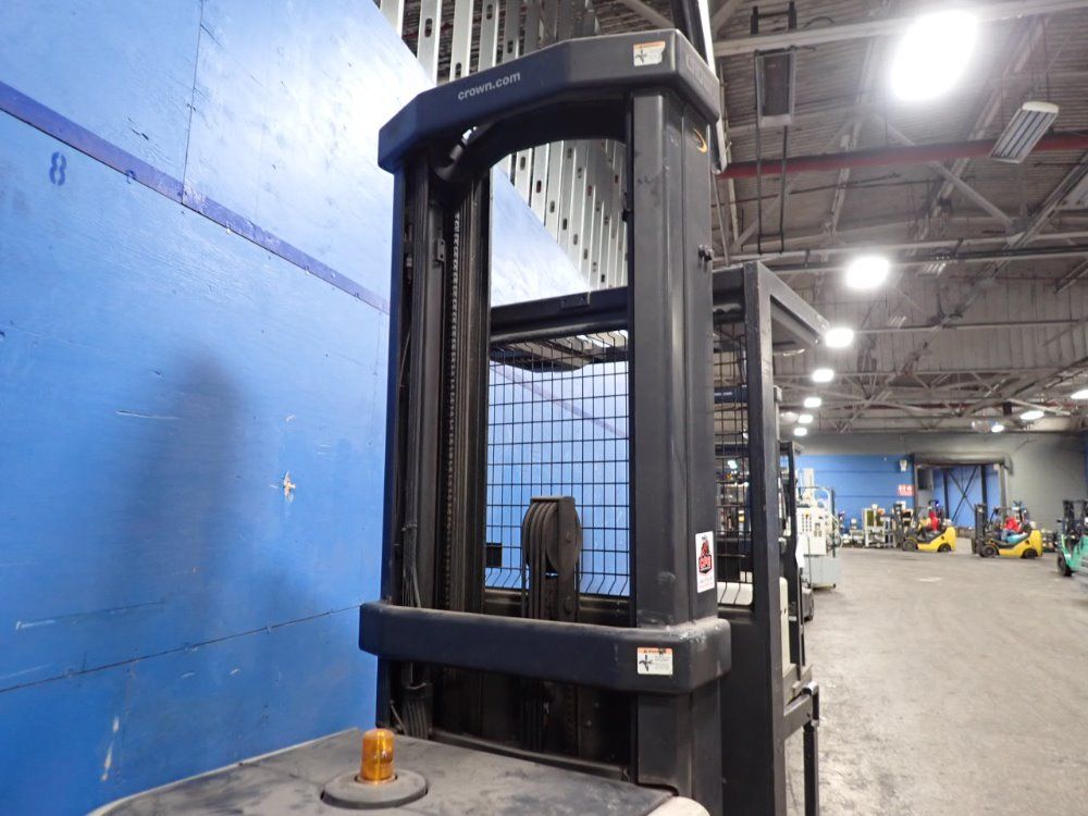Crown 3000 Lbs Order Picker - Sp 3400 Series