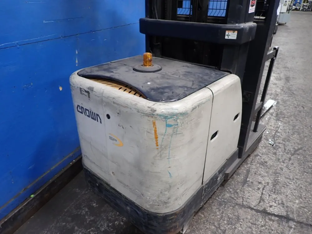 Crown 3000 Lbs Order Picker - Sp 3400 Series