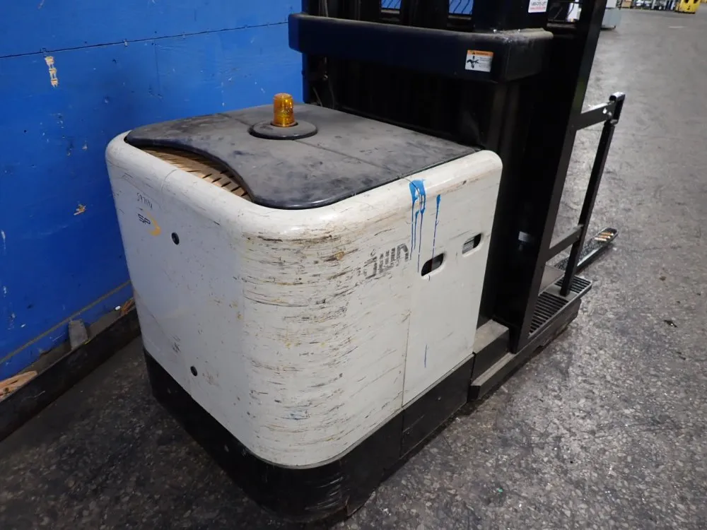 Crown 3000 Lbs Order Picker - Sp 3500 Series