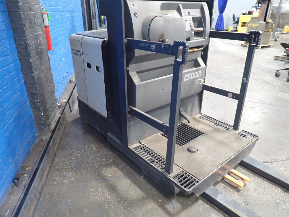 Crown 1360 Lbs Electric Order Picker - Sp3500