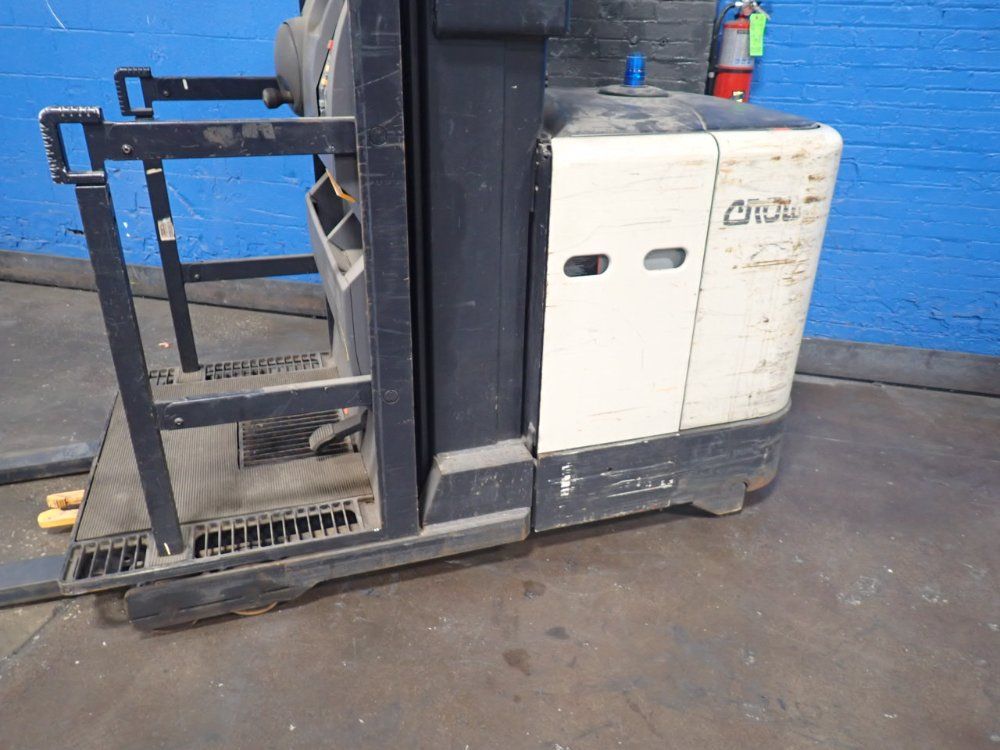 Crown 1360 Lbs Electric Order Picker - Sp3500