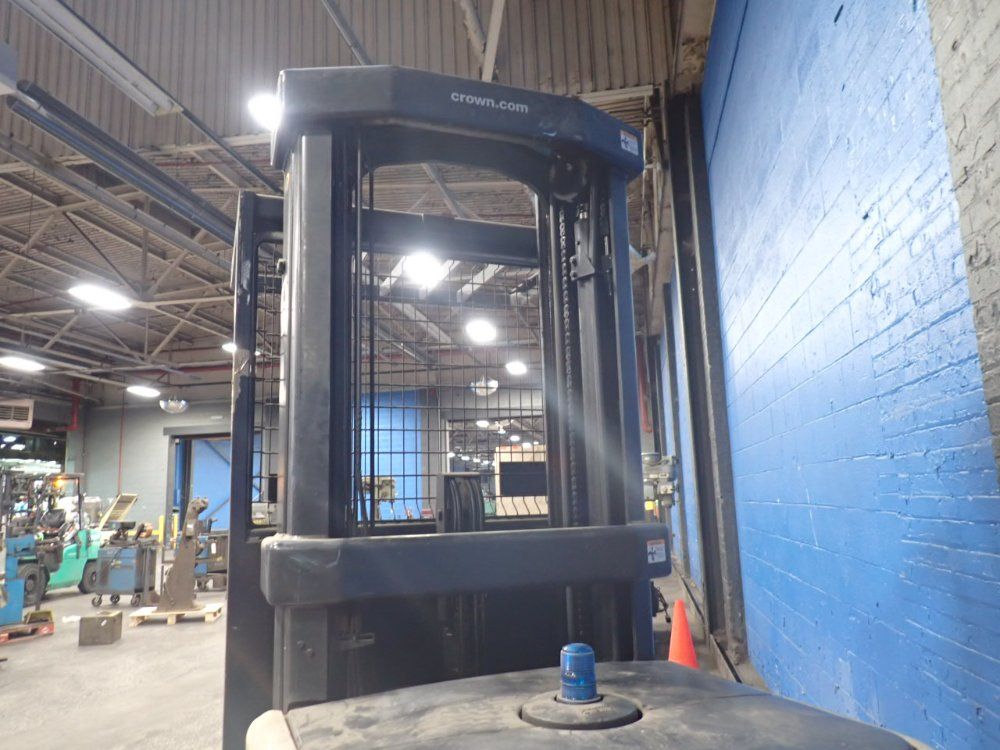 Crown 1360 Lbs Electric Order Picker - Sp3500