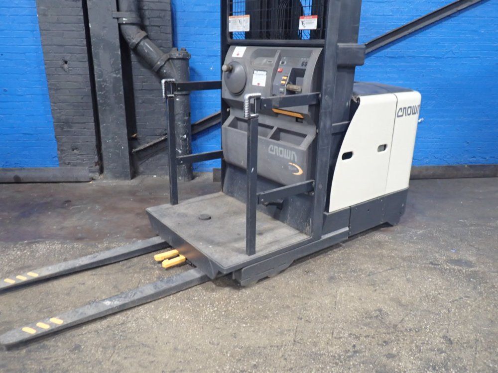 Crown 1360 Lbs Electric Order Picker - Sp3400