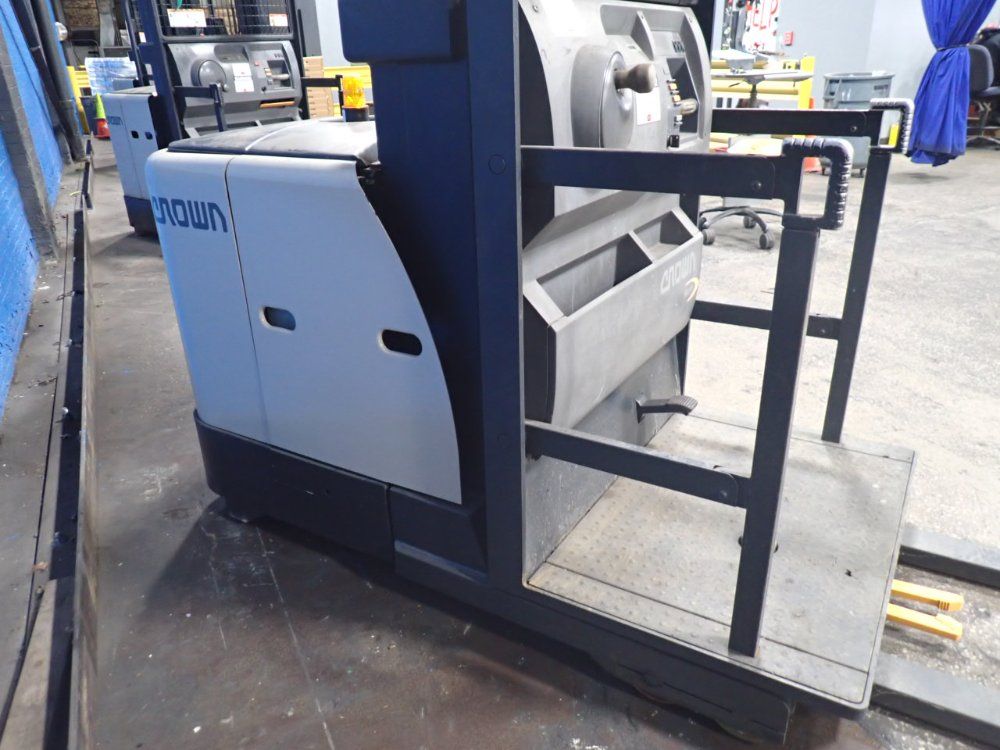 Crown 1360 Lbs Electric Order Picker - Sp3400