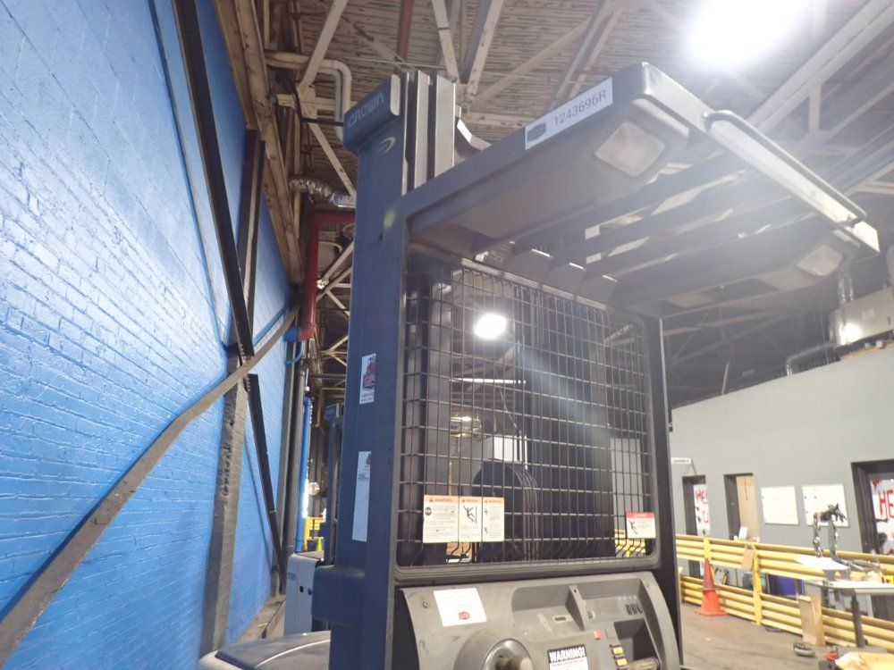 Crown 1360 Lbs Electric Order Picker - Sp3400