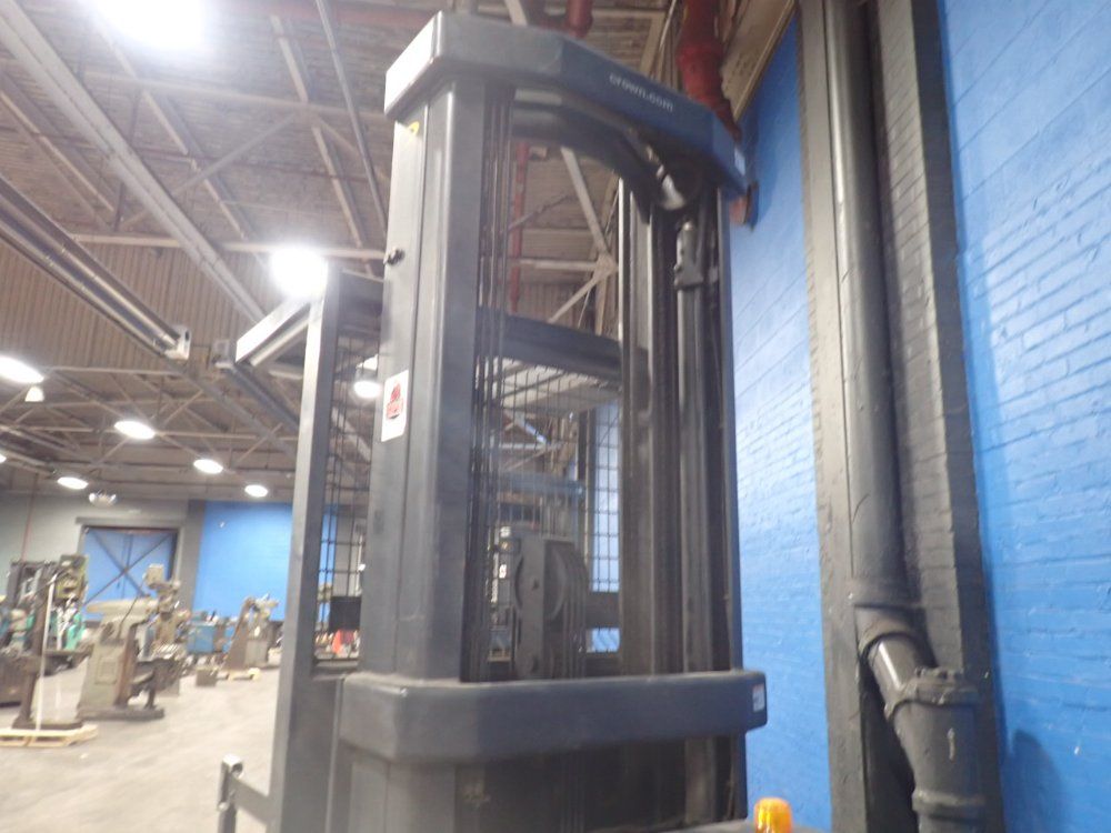 Crown 1360 Lbs Electric Order Picker - Sp3400