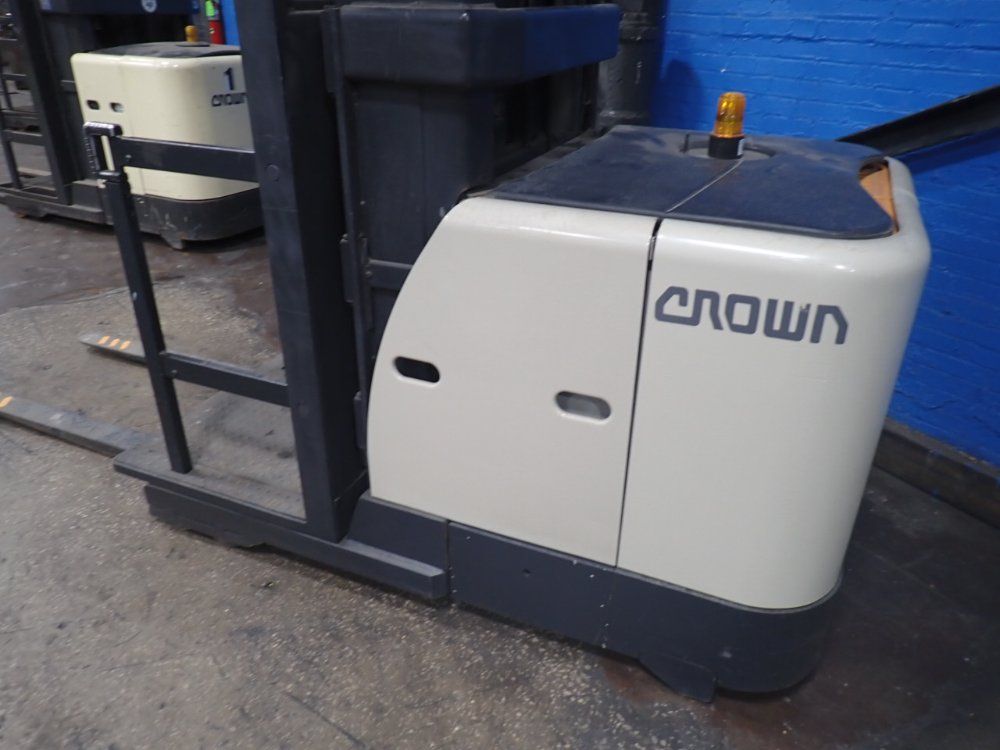 Crown 1360 Lbs Electric Order Picker - Sp3400
