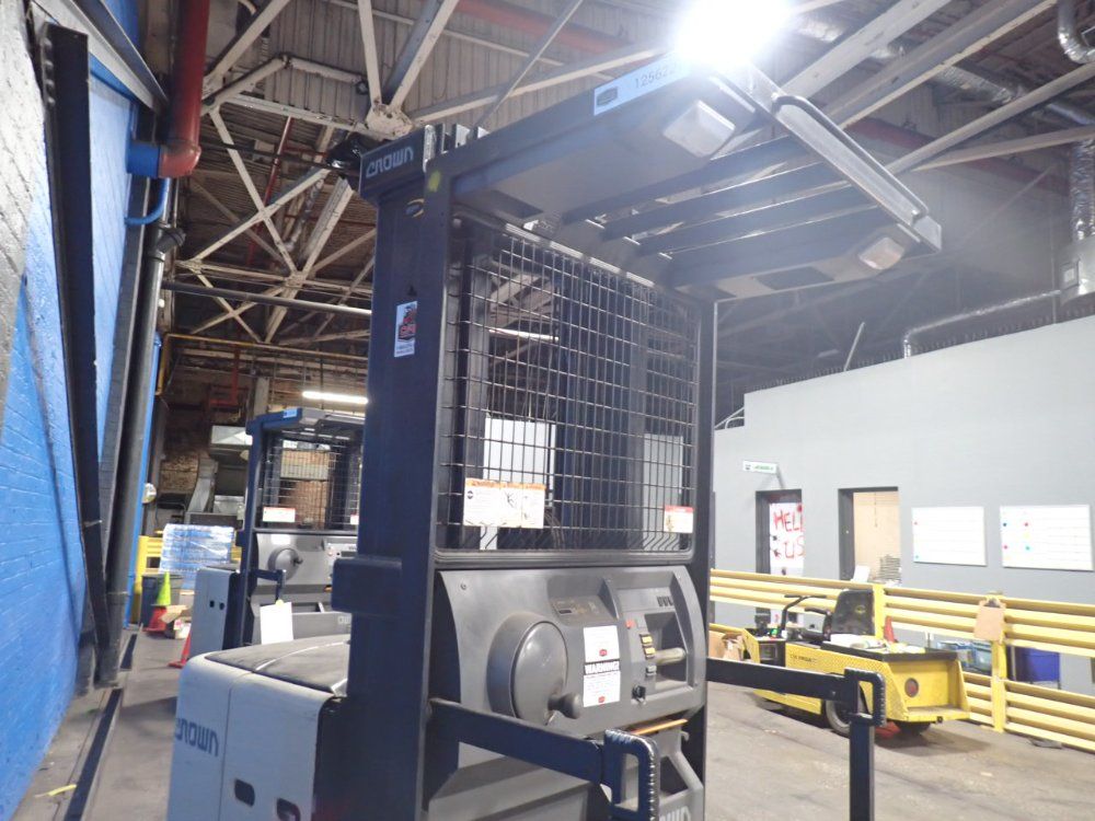 Crown 1360 Lbs Electric Order Picker - Sp3500