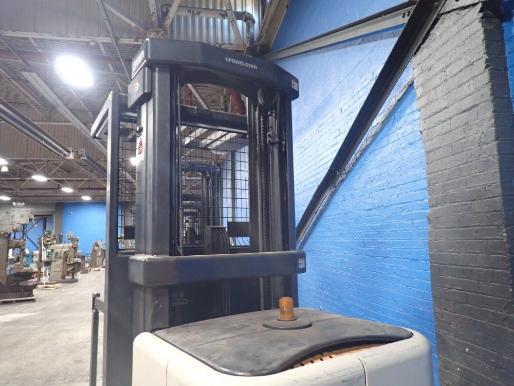 Crown 1360 Lbs Electric Order Picker - Sp3500