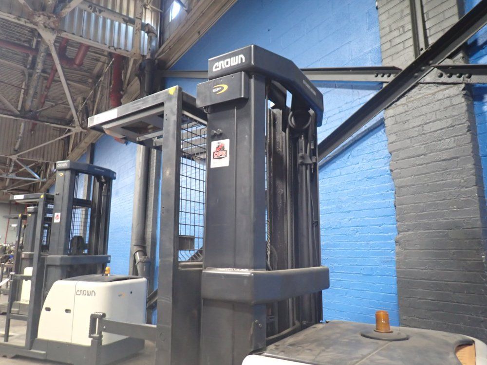 Crown 1360 Lbs Electric Order Picker - Sp3500