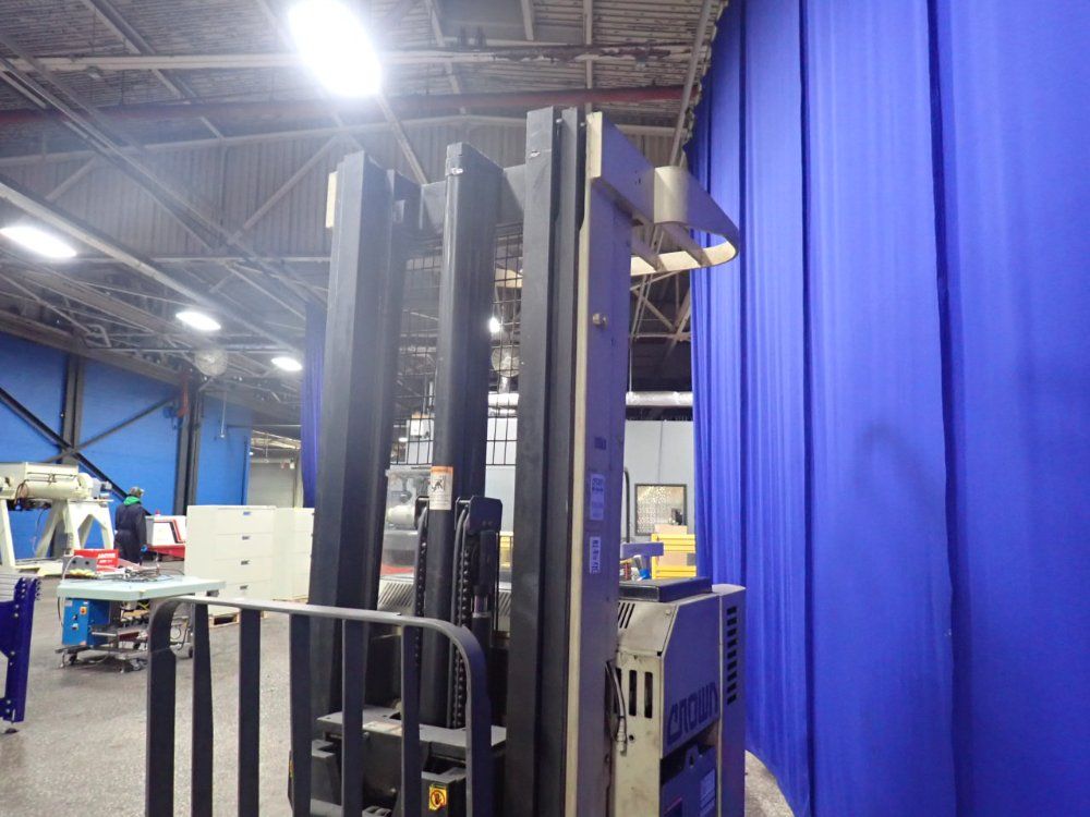 Crown 3500 Lbs Electric Reach Lift - 3srrtt