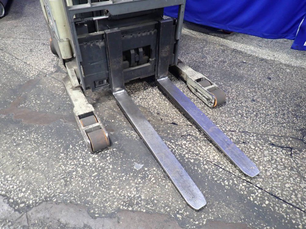 Crown 3500 Lbs Electric Reach Lift - 3srrtt