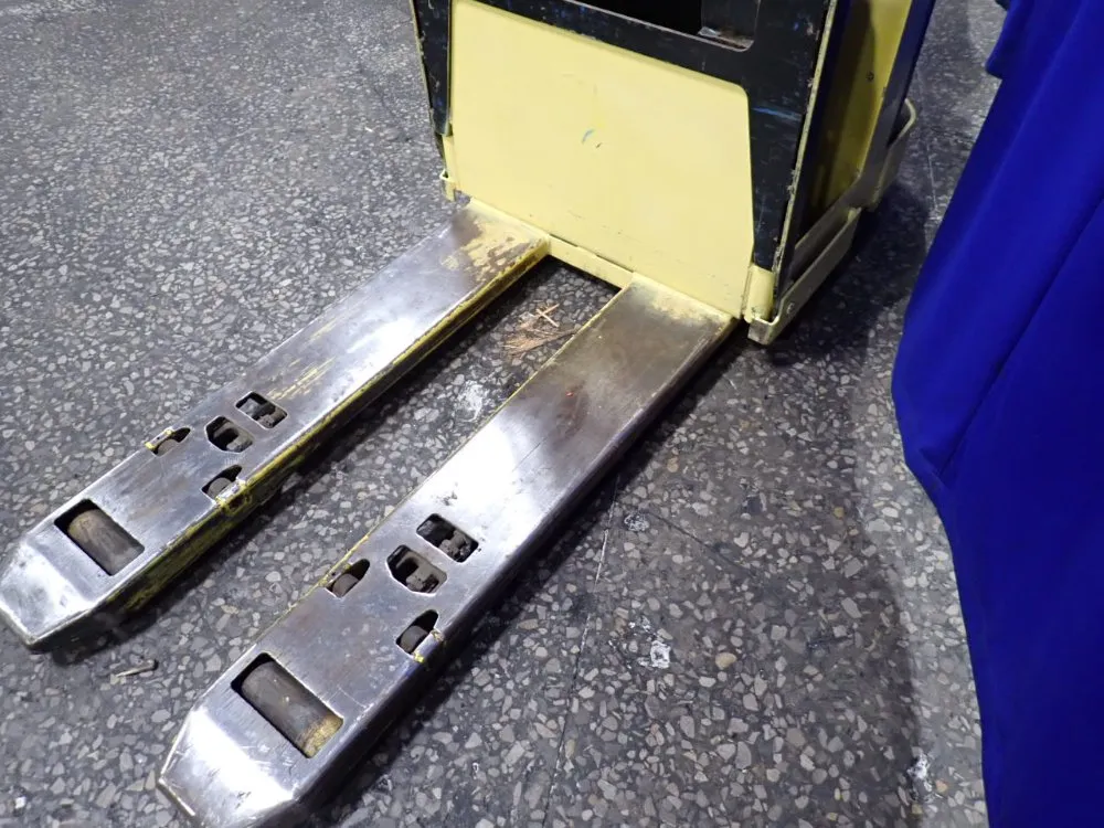 Hyster 6000 Lbs Electric Pallet Jack - W602