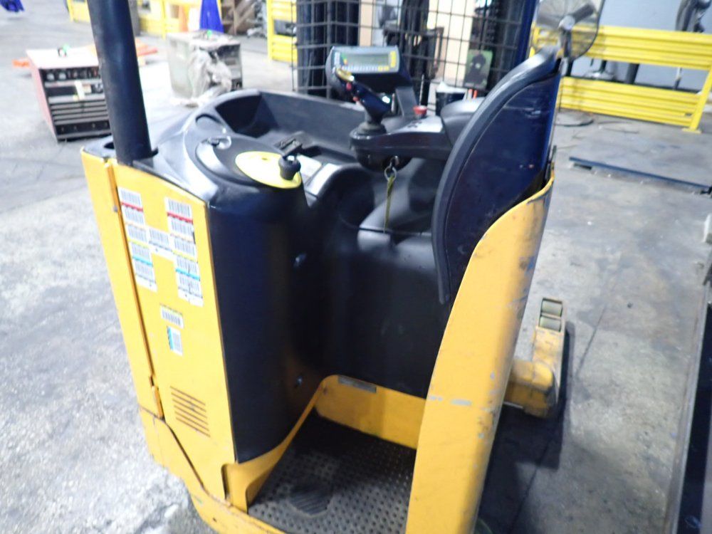 Yale 4000 Lbs Electric Straddle Lift - Nr040eanc36te110