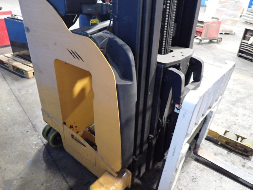 Yale 4000 Lbs Electric Straddle Lift - Nr040eanc36te110