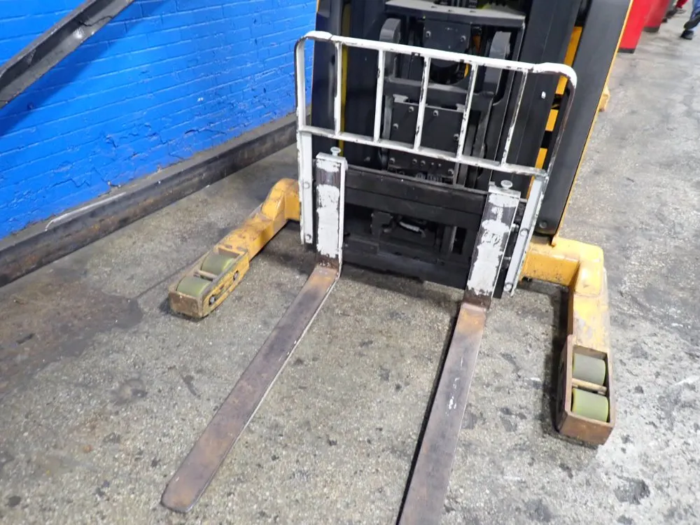 Yale 4000 Lbs Electric Straddle Lift - Nr040eanc36te110