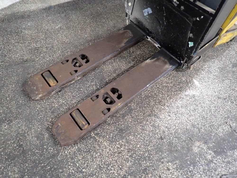 Yale 6000 Lbs Electric Pallet Jack - Mpe060lvgn24t2748