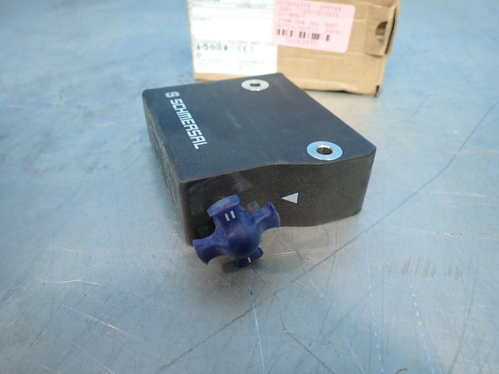 Schmersal Safety Interlock Switch - Azm300z-i2-st-sd2p