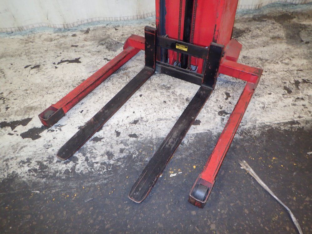 Mobile Pallet Truck Inc. Hydraulic Straddle Lift