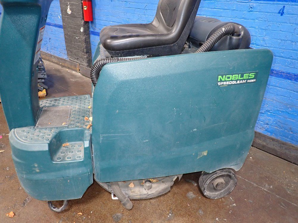 Tennant/nobles 24" Floor Scrubber - Speedgleam/sgr