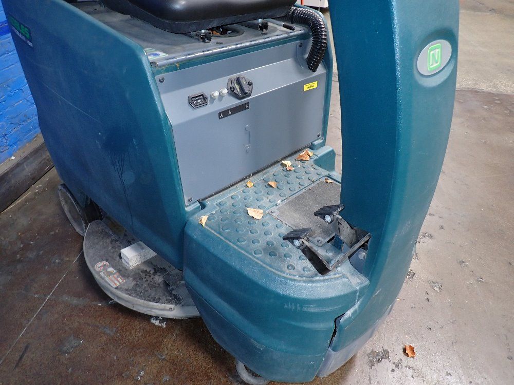 Tennant/nobles 24" Floor Scrubber - Speedgleam/sgr