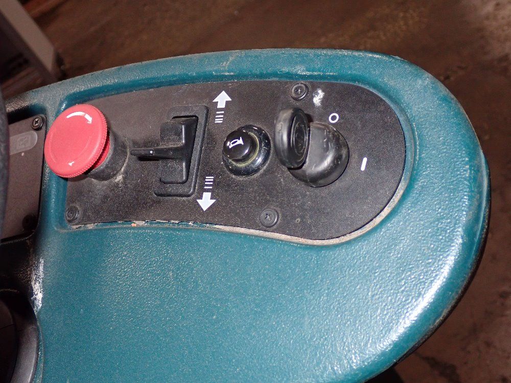 Tennant/nobles 24" Floor Scrubber - Speedgleam/sgr