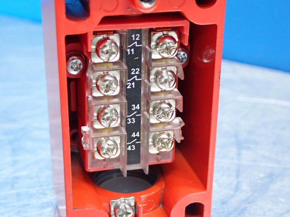 Allen Bradley Guardmaster Tongue Interlock Switch - 440k-mt55026