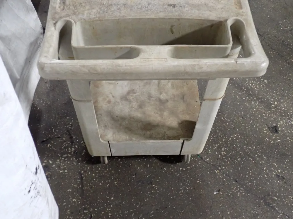 Rubbermaid 18" X 29" X 32" Cart