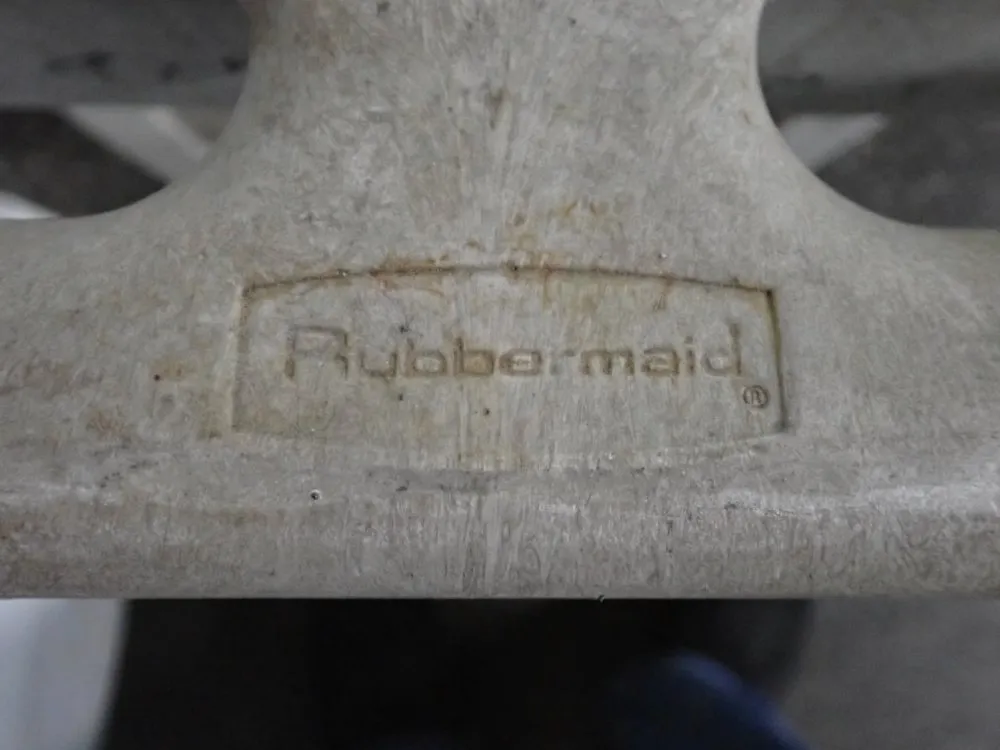 Rubbermaid 18" X 29" X 32" Cart