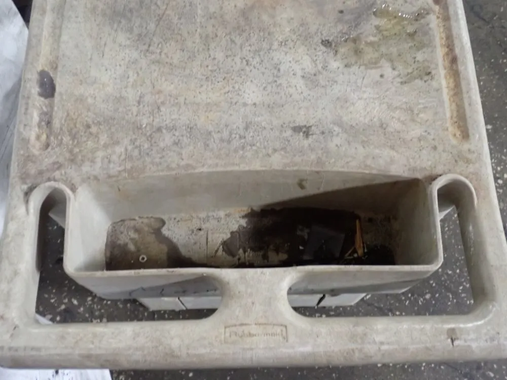 Rubbermaid 18" X 29" X 32" Cart