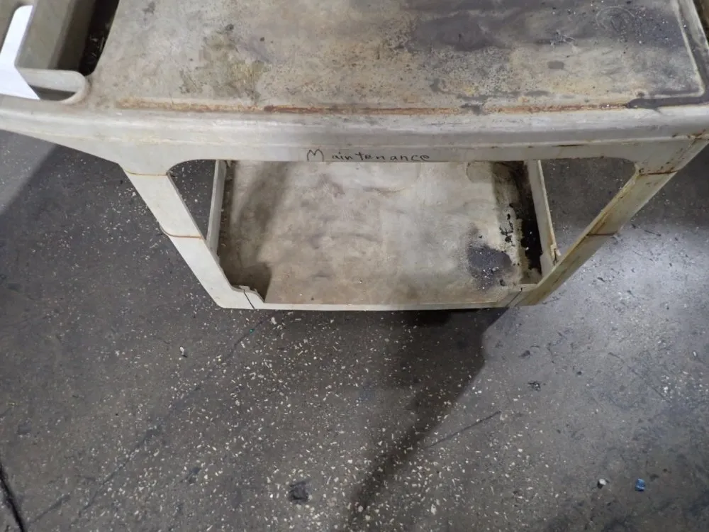 Rubbermaid 18" X 29" X 32" Cart