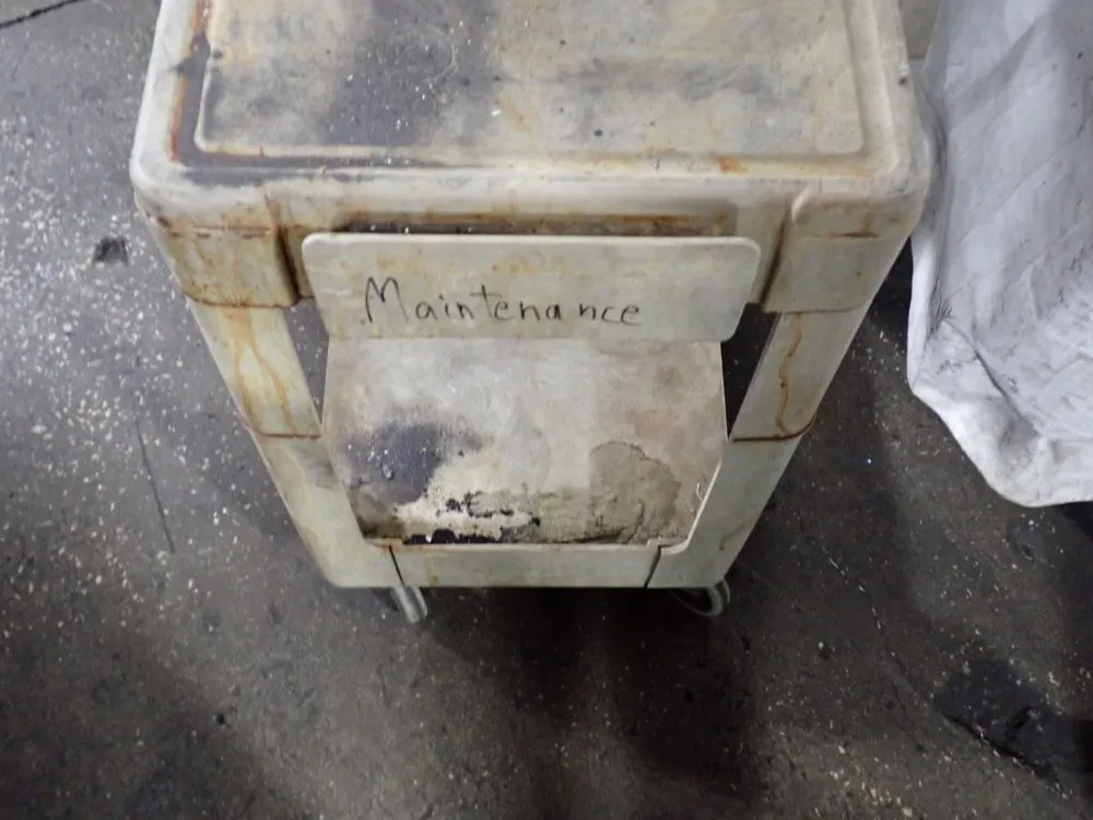 Rubbermaid 18" X 29" X 32" Cart