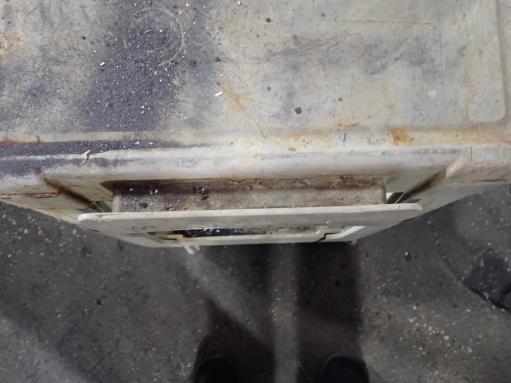 Rubbermaid 18" X 29" X 32" Cart