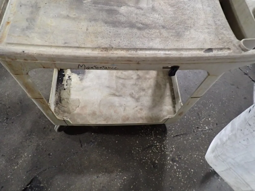 Rubbermaid 18" X 29" X 32" Cart