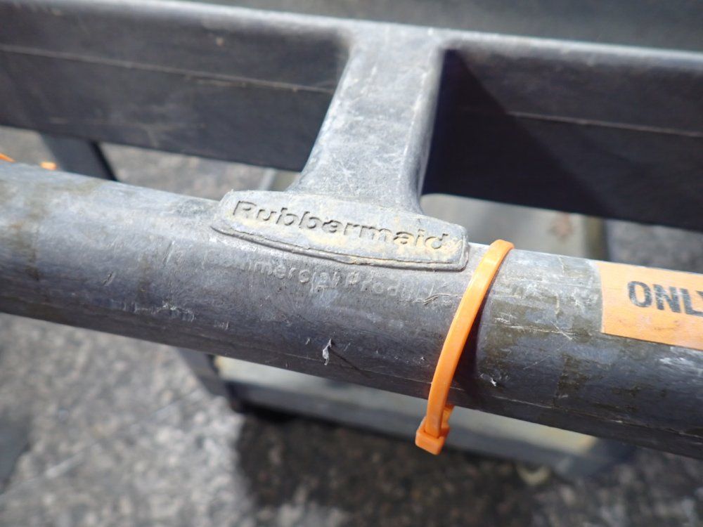 Rubbermaid 36" X 24" X 33" Cart