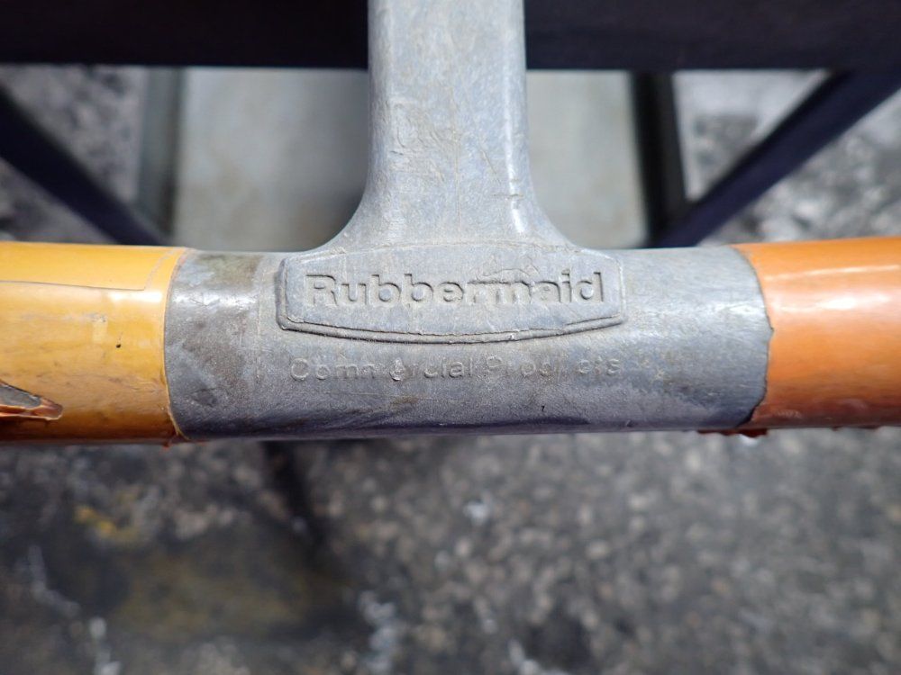 Rubbermaid 36" X 25" X 33" Cart