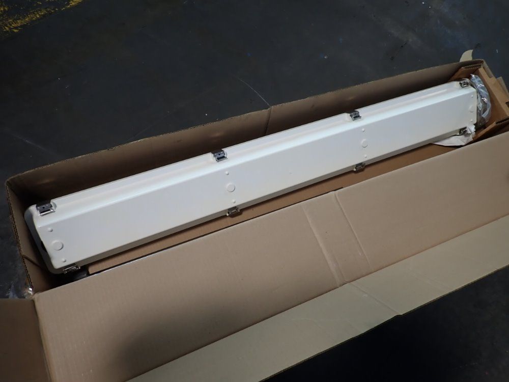 Lithonia Lighting 52" Light Fixture - 40l083